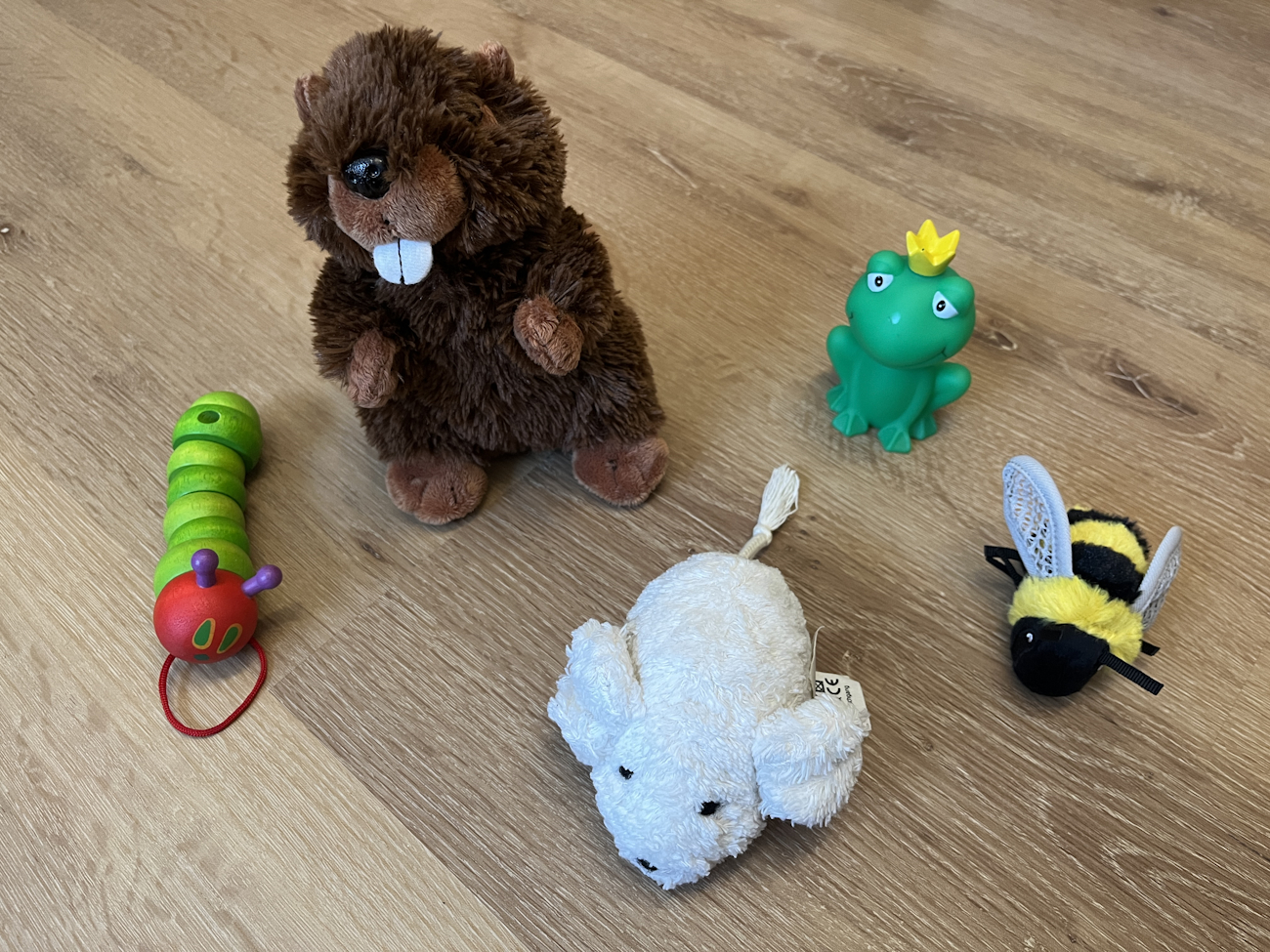Foto Kim Spiele mit Tieren: Auf dem Boden liegen verschiedene Tierfiguren, die für ein Kim-Spiel verwendet werden können